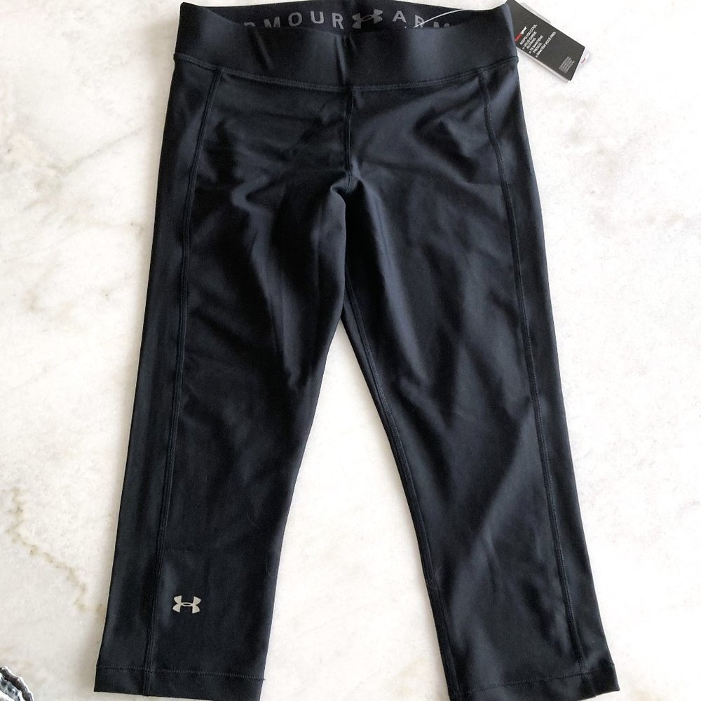 NWT! New Under Armour black compression Heat Gear capri leggings / crops / tight